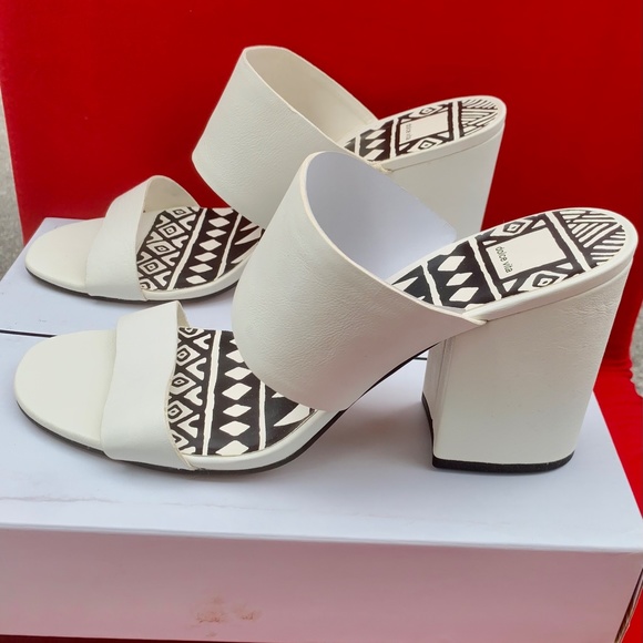 Beautiful Bold Block Heel Sandals - Brand New in Box - Picture 2 of 7